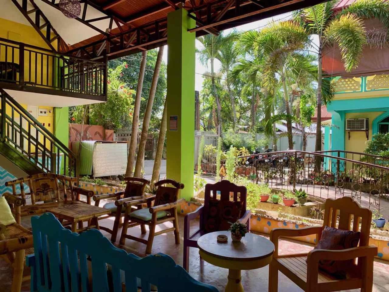 Colors Boutique Hostel Puerto Princesa Ngoại thất bức ảnh