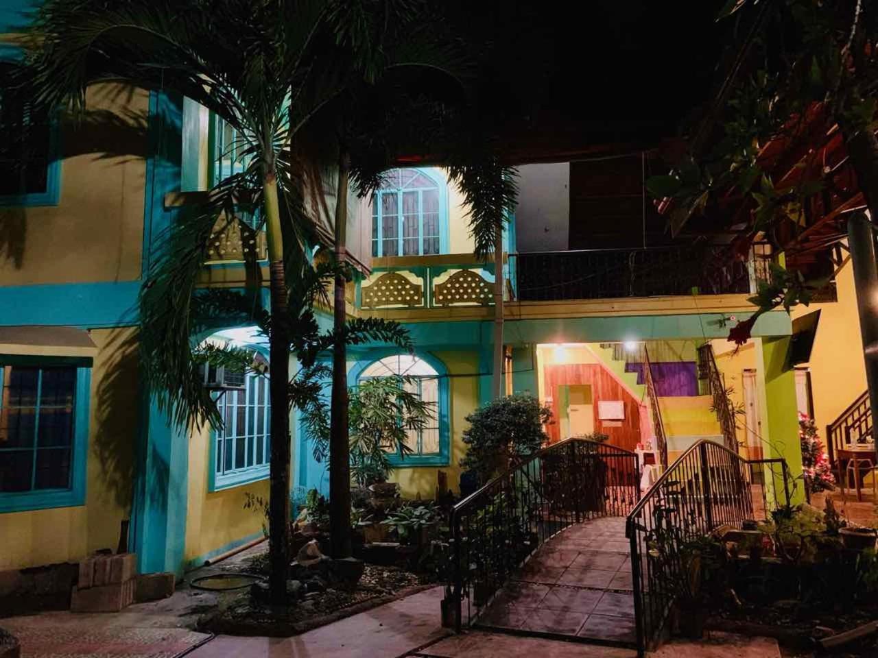 Colors Boutique Hostel Puerto Princesa Ngoại thất bức ảnh